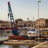 Sulla nostra destra un alto muro chiude il cantiere navale Sgobba che si occupa oggi di rimessaggio e manutenzione di imbarcazioni. Si tratta di un�attivit� di inizio 900 rilevata da questa famiglia negli anni 50